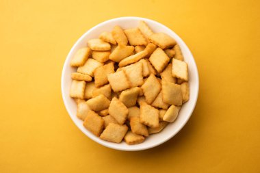 Shakkarpara veya shankarpali veya shankarpali elmas şekilli geleneksel Hint gujarati veya maharashtrian bayramı tatlı atıştırmalığı