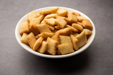 Shakkarpara veya shankarpali veya shankarpali elmas şekilli geleneksel Hint gujarati veya maharashtrian bayramı tatlı atıştırmalığı