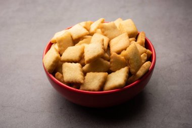 Shakkarpara veya shankarpali veya shankarpali elmas şekilli geleneksel Hint gujarati veya maharashtrian bayramı tatlı atıştırmalığı