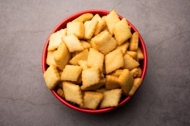 Shakkarpara veya shankarpali veya shankarpali elmas şekilli geleneksel Hint gujarati veya maharashtrian bayramı tatlı atıştırmalığı