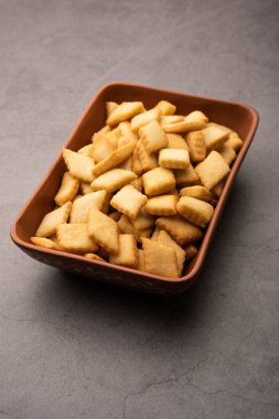 Shakkarpara veya shankarpali veya shankarpali elmas şekilli geleneksel Hint gujarati veya maharashtrian bayramı tatlı atıştırmalığı