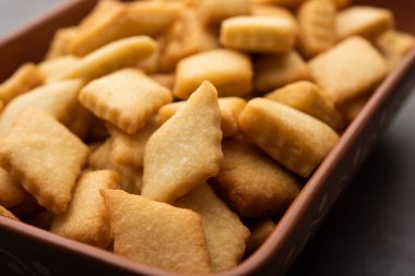 Shakkarpara veya shankarpali veya shankarpali elmas şekilli geleneksel Hint gujarati veya maharashtrian bayramı tatlı atıştırmalığı