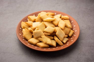 Shakkarpara veya shankarpali veya shankarpali elmas şekilli geleneksel Hint gujarati veya maharashtrian bayramı tatlı atıştırmalığı