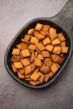 Shakkarpara veya shankarpali veya shankarpali elmas şekilli geleneksel Hint gujarati veya maharashtrian bayramı tatlı atıştırmalığı