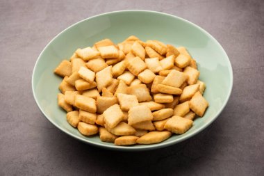 Shakkarpara veya shankarpali veya shankarpali elmas şekilli geleneksel Hint gujarati veya maharashtrian bayramı tatlı atıştırmalığı