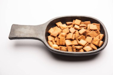 Shakkarpara veya shankarpali veya shankarpali elmas şekilli geleneksel Hint gujarati veya maharashtrian bayramı tatlı atıştırmalığı