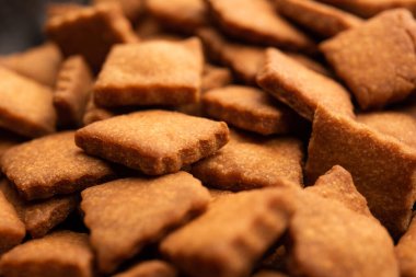 Shakkarpara veya shankarpali veya shankarpali elmas şekilli geleneksel Hint gujarati veya maharashtrian bayramı tatlı atıştırmalığı