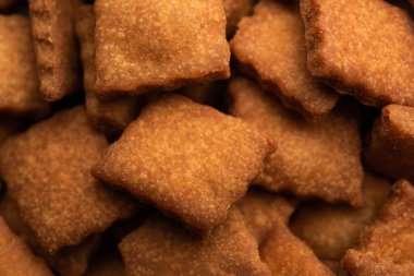 Shakkarpara veya shankarpali veya shankarpali elmas şekilli geleneksel Hint gujarati veya maharashtrian bayramı tatlı atıştırmalığı