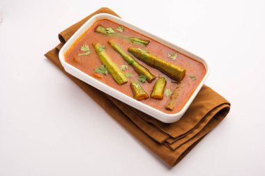 Tavuk budu körisi, moringa çubukları ve baharatlar kullanılarak hazırlanmış lezzetli ve keskin bir sebze sosudur. Sağlıklı Hint yemekleri.