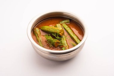 Tavuk budu körisi, moringa çubukları ve baharatlar kullanılarak hazırlanmış lezzetli ve keskin bir sebze sosudur. Sağlıklı Hint yemekleri.