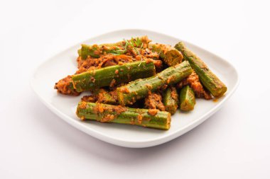 Tavuk budu körisi, moringa çubukları ve baharatlar kullanılarak hazırlanmış lezzetli ve keskin bir sebze sosudur. Sağlıklı Hint yemekleri.