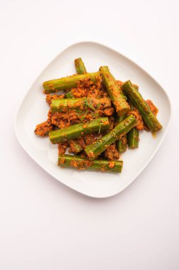 Tavuk budu körisi, moringa çubukları ve baharatlar kullanılarak hazırlanmış lezzetli ve keskin bir sebze sosudur. Sağlıklı Hint yemekleri.