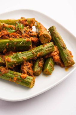 Tavuk budu körisi, moringa çubukları ve baharatlar kullanılarak hazırlanmış lezzetli ve keskin bir sebze sosudur. Sağlıklı Hint yemekleri.