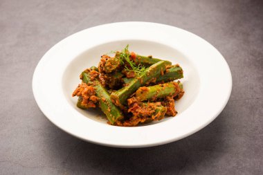 Tavuk budu körisi, moringa çubukları ve baharatlar kullanılarak hazırlanmış lezzetli ve keskin bir sebze sosudur. Sağlıklı Hint yemekleri.