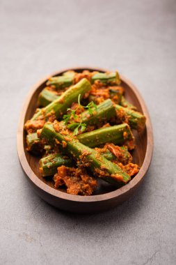 Tavuk budu körisi, moringa çubukları ve baharatlar kullanılarak hazırlanmış lezzetli ve keskin bir sebze sosudur. Sağlıklı Hint yemekleri.