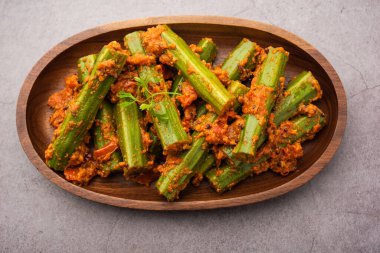 Tavuk budu körisi, moringa çubukları ve baharatlar kullanılarak hazırlanmış lezzetli ve keskin bir sebze sosudur. Sağlıklı Hint yemekleri.