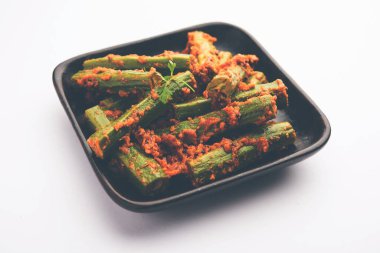 Tavuk budu körisi, moringa çubukları ve baharatlar kullanılarak hazırlanmış lezzetli ve keskin bir sebze sosudur. Sağlıklı Hint yemekleri.