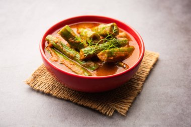 Tavuk budu körisi, moringa çubukları ve baharatlar kullanılarak hazırlanmış lezzetli ve keskin bir sebze sosudur. Sağlıklı Hint yemekleri.