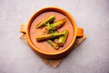 Tavuk budu körisi, moringa çubukları ve baharatlar kullanılarak hazırlanmış lezzetli ve keskin bir sebze sosudur. Sağlıklı Hint yemekleri.