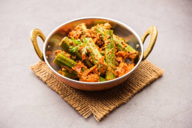 Tavuk budu körisi, moringa çubukları ve baharatlar kullanılarak hazırlanmış lezzetli ve keskin bir sebze sosudur. Sağlıklı Hint yemekleri.