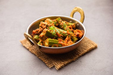 Tavuk budu körisi, moringa çubukları ve baharatlar kullanılarak hazırlanmış lezzetli ve keskin bir sebze sosudur. Sağlıklı Hint yemekleri.