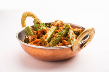 Tavuk budu körisi, moringa çubukları ve baharatlar kullanılarak hazırlanmış lezzetli ve keskin bir sebze sosudur. Sağlıklı Hint yemekleri.