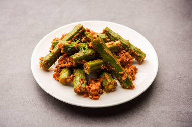 Tavuk budu körisi, moringa çubukları ve baharatlar kullanılarak hazırlanmış lezzetli ve keskin bir sebze sosudur. Sağlıklı Hint yemekleri.