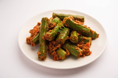 Tavuk budu körisi, moringa çubukları ve baharatlar kullanılarak hazırlanmış lezzetli ve keskin bir sebze sosudur. Sağlıklı Hint yemekleri.