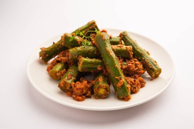 Tavuk budu körisi, moringa çubukları ve baharatlar kullanılarak hazırlanmış lezzetli ve keskin bir sebze sosudur. Sağlıklı Hint yemekleri.