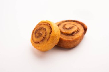 Hint Geleneksel Lezzetli Atıştırmalık Bhakarwadi Bakarwadi, Bakarvadi, BhakarVadi veya Bakar Wadi olarak da bilinir. Tabakta ya da kasede servis edilmiş. seçici odak