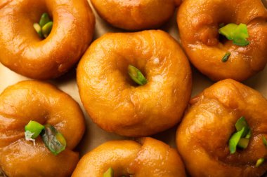 Balushahi ya da Baushah veya Mughlai, Pakistan ve Bangladeş 'te de popüler olan geleneksel Hint yumuşak ve yumuşak tatlısı.