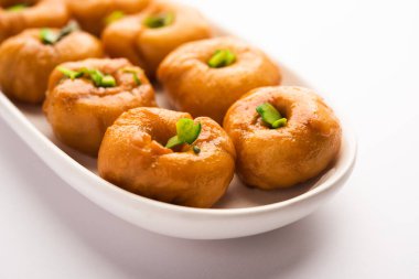 Balushahi ya da Baushah veya Mughlai, Pakistan ve Bangladeş 'te de popüler olan geleneksel Hint yumuşak ve yumuşak tatlısı.