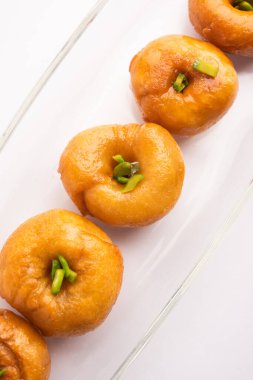 Balushahi ya da Baushah veya Mughlai, Pakistan ve Bangladeş 'te de popüler olan geleneksel Hint yumuşak ve yumuşak tatlısı.