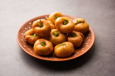 Balushahi ya da Baushah veya Mughlai, Pakistan ve Bangladeş 'te de popüler olan geleneksel Hint yumuşak ve yumuşak tatlısı.