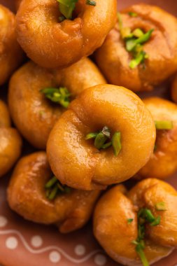 Balushahi ya da Baushah veya Mughlai, Pakistan ve Bangladeş 'te de popüler olan geleneksel Hint yumuşak ve yumuşak tatlısı.