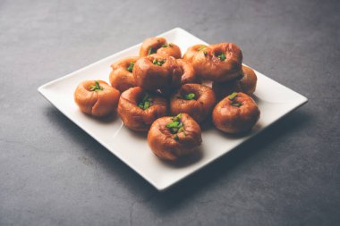 Balushahi ya da Baushah veya Mughlai, Pakistan ve Bangladeş 'te de popüler olan geleneksel Hint yumuşak ve yumuşak tatlısı.