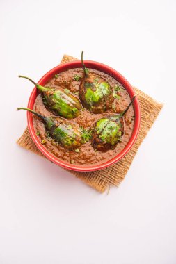 Hint yemeği, karahi ya da tavada servis edilen baharatlı baingan ya da patlıcan masala olarak da bilinir.
