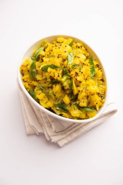 Aloo ka bharta ya da chokha ya da sabzi olarak bilinen baharatlı patates püresi, Kuzey Hindistan 'da popülerdir. Bir kasede servis edilir.