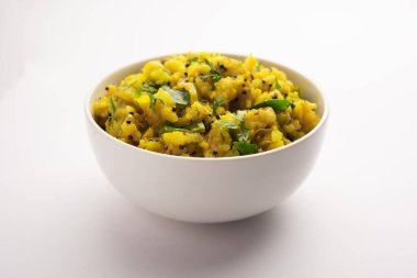 Aloo ka bharta ya da chokha ya da sabzi olarak bilinen baharatlı patates püresi, Kuzey Hindistan 'da popülerdir. Bir kasede servis edilir.