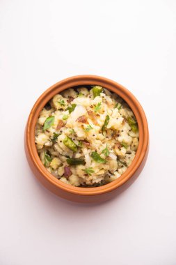 Aloo ka bharta ya da chokha ya da sabzi olarak bilinen baharatlı patates püresi, Kuzey Hindistan 'da popülerdir. Bir kasede servis edilir.