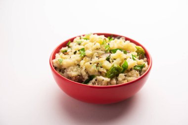 Aloo ka bharta ya da chokha ya da sabzi olarak bilinen baharatlı patates püresi, Kuzey Hindistan 'da popülerdir. Bir kasede servis edilir.