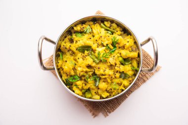 Aloo ka bharta ya da chokha ya da sabzi olarak bilinen baharatlı patates püresi, Kuzey Hindistan 'da popülerdir. Bir kasede servis edilir.