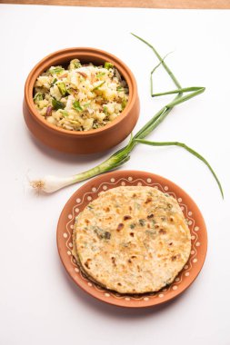 Soğan soslu Aloo Bharta. Patates püresi ve soğan ezmesi.