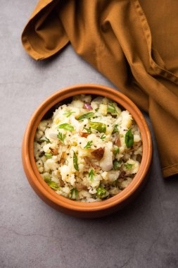 Aloo ka bharta ya da chokha ya da sabzi olarak bilinen baharatlı patates püresi, Kuzey Hindistan 'da popülerdir. Bir kasede servis edilir.