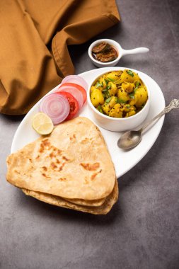 Hint Üçgeni 'nin düz ekmekli kuru patates sebze tarifi. Tikona paratha ya da parantha ile Aloo Sabji. Hint yemeği.