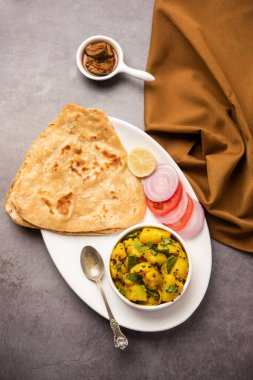 Hint Üçgeni 'nin düz ekmekli kuru patates sebze tarifi. Tikona paratha ya da parantha ile Aloo Sabji. Hint yemeği.