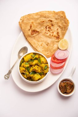 Hint Üçgeni 'nin düz ekmekli kuru patates sebze tarifi. Tikona paratha ya da parantha ile Aloo Sabji. Hint yemeği.