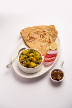 Hint Üçgeni 'nin düz ekmekli kuru patates sebze tarifi. Tikona paratha ya da parantha ile Aloo Sabji. Hint yemeği.