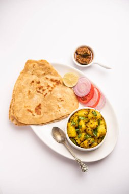Hint Üçgeni 'nin düz ekmekli kuru patates sebze tarifi. Tikona paratha ya da parantha ile Aloo Sabji. Hint yemeği.