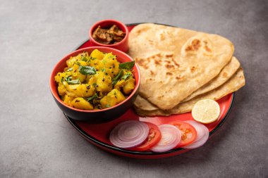 Hint Üçgeni 'nin düz ekmekli kuru patates sebze tarifi. Tikona paratha ya da parantha ile Aloo Sabji. Hint yemeği.